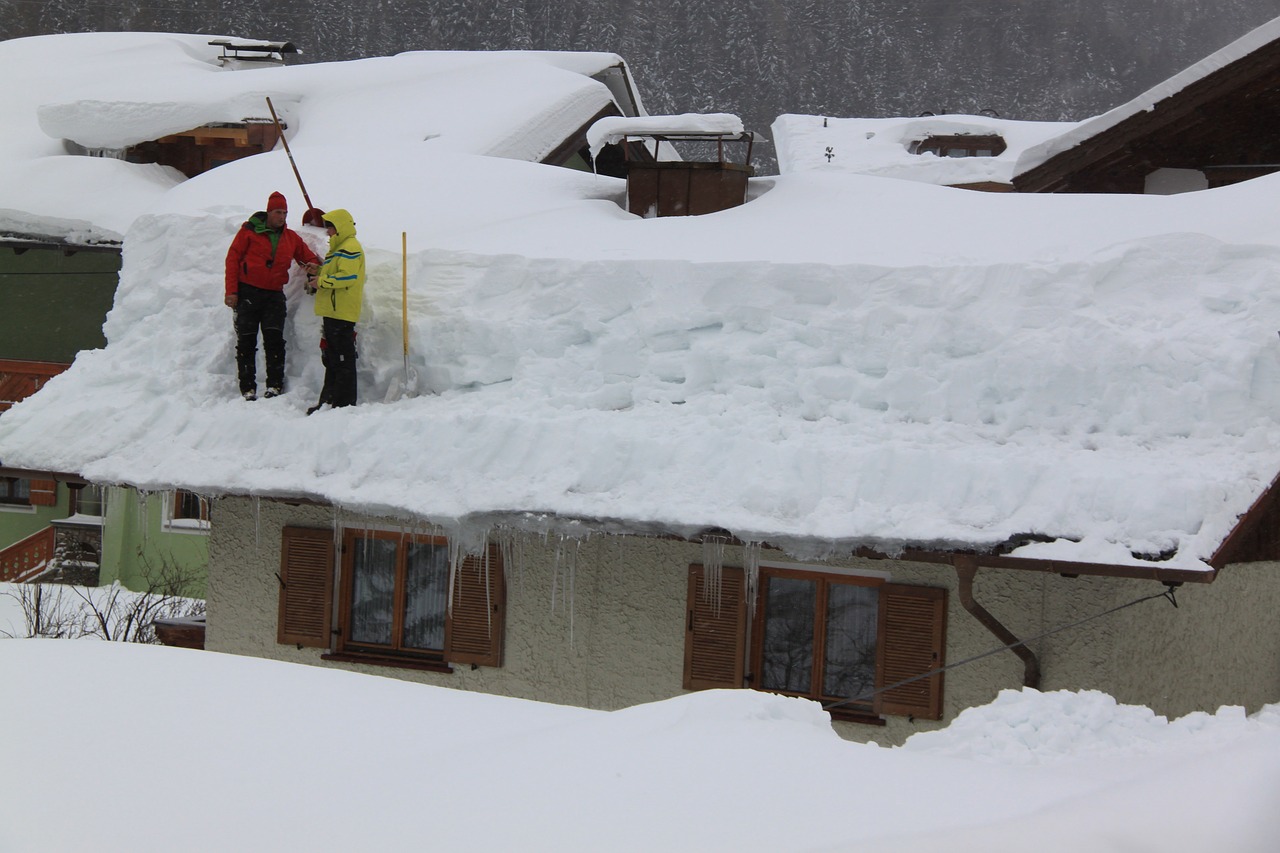 Odśnieżanie dachów i wywóz śniegu w Krakowie